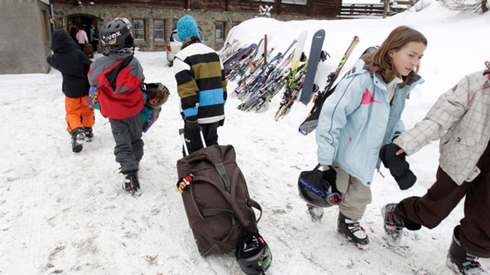 Kinder auf dem Weg ins Skilager.