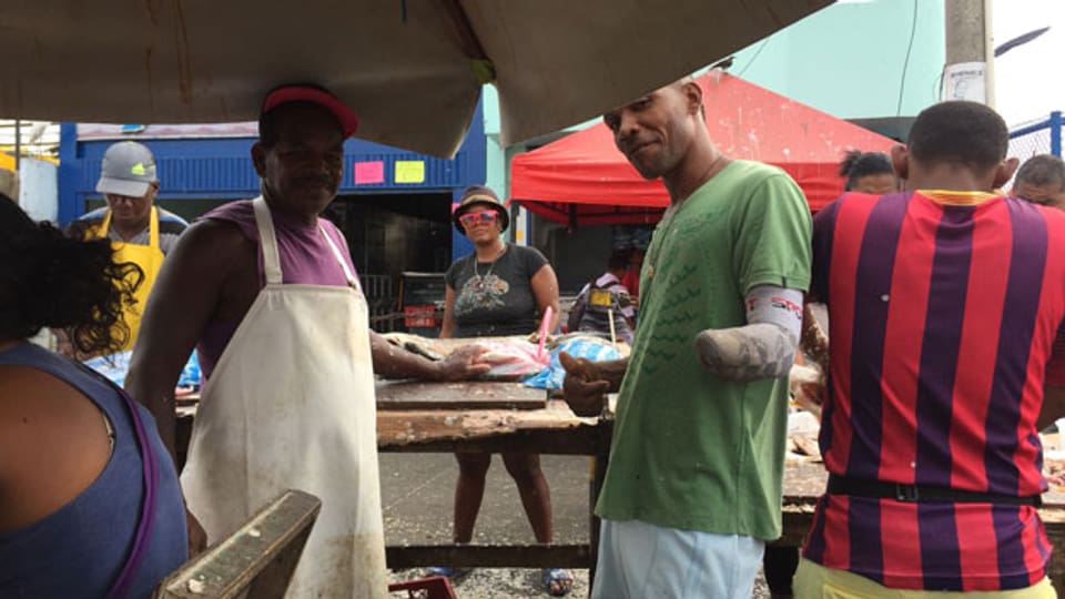 Der kolumbianische Fischer Placides Gomez auf seinem Markt.
