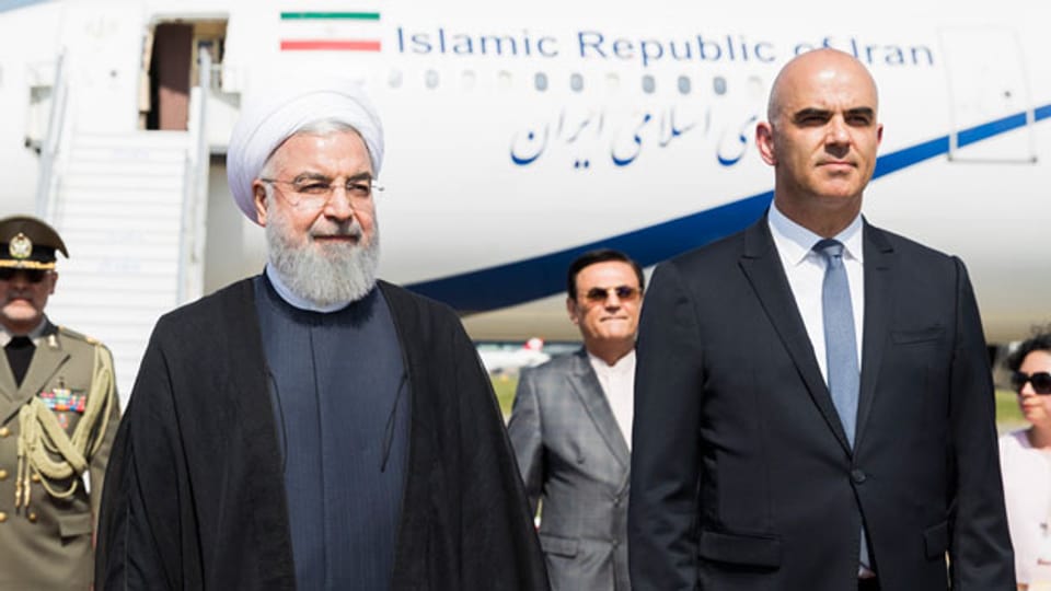 Bundespräsident Alain Berset, rechts, und der iranische Präsidenten Hassan Rohani, links, während Rohanis offiziellen Besuch in der Schweiz am Flughafen Zürich in Kloten, Montag, 2. Juli 2018.
