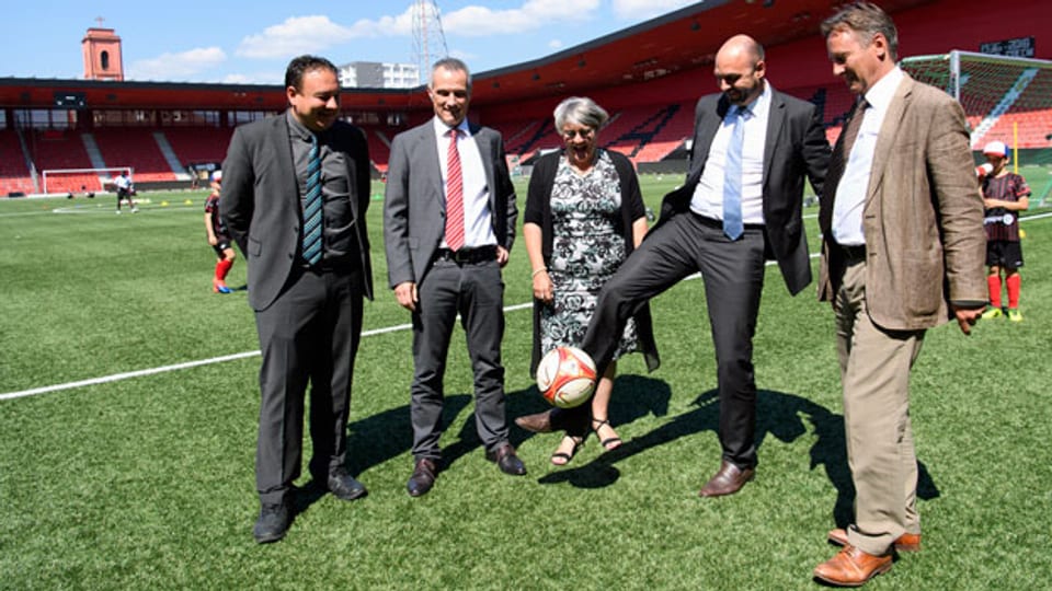 Die fünf Regierungsräte des Kantons Neuenburg, spielen sich den Ball zu: Medienkonferenz zur Finanzreform im Fussballstadion «La Maladière».