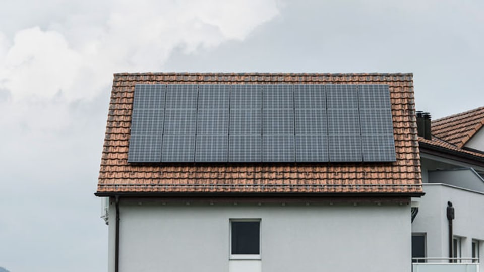 Solarzellen auf einem Hausdach in Balzers, Liechtenstein.