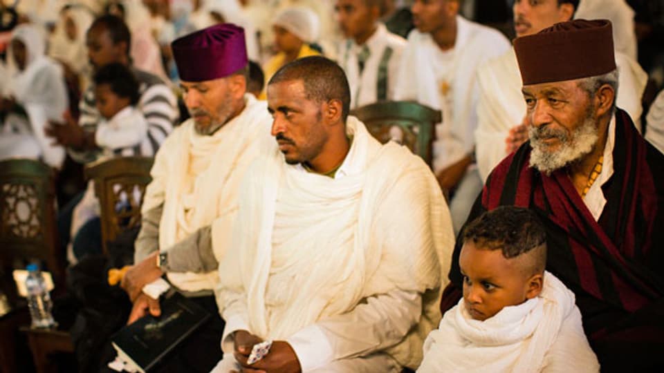 Rund 500 christlich-orthodoxe Eritreer feiern in der Elisabethkirche in Basel einen gemeinsamen Gottesdienst.