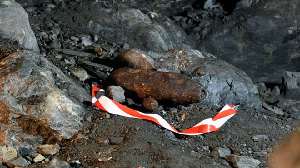 Eine 50kg Fliegerbombe im ehemaligen Munitionslager Mitholz im Kandertal. Im vor 71 Jahren explodierten ehemaligen Munitionsdepot Mitholz der Armee im Berner Oberland besteht ein höheres Explosionsrisiko als bisher angenommen.