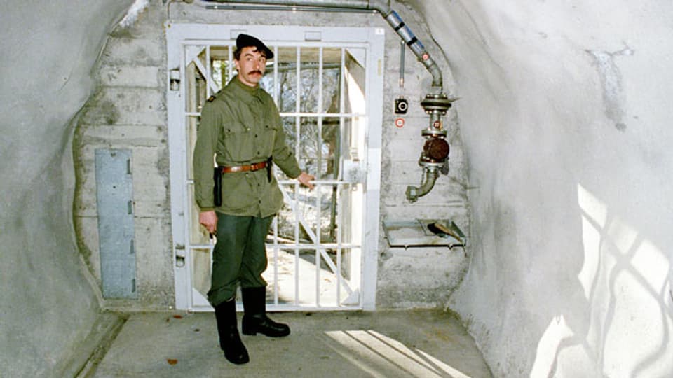 Ein Soldat steht anlässlich einer Presseführung zur Information über die Geheimarmee P-26 beim Eingang der unterirdischen Bunkeranlage bei Gstaad im Berner Oberland am 7. Dezember 1990.