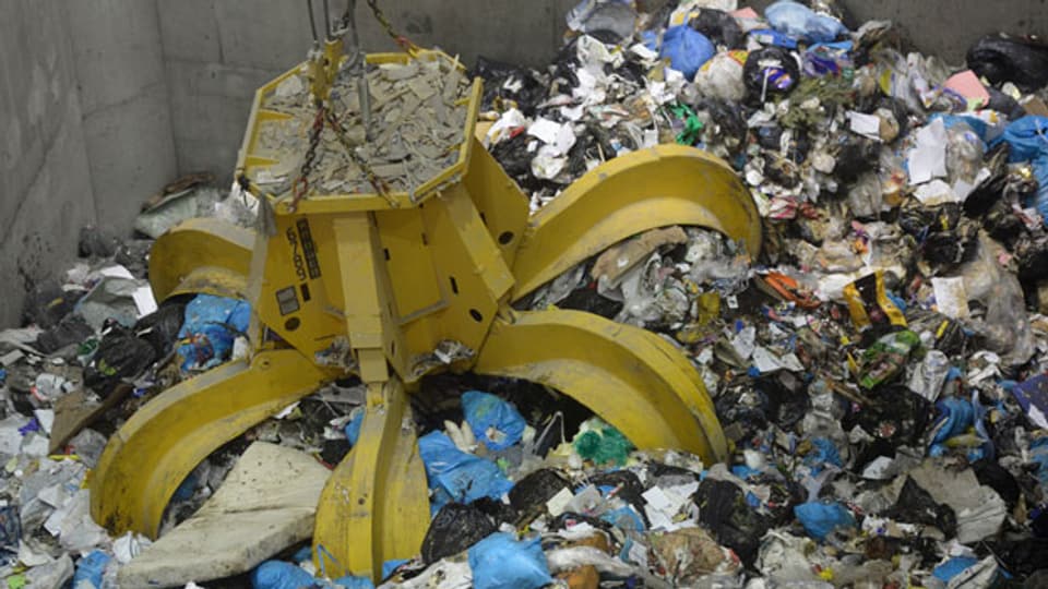 Ein Müllgreifer packt den Abfall in einer Kehrichtverbrennungsanlage.
