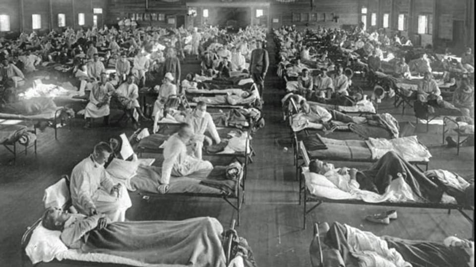 Grippe-Patienten in einem Notfallspital in der Nähe von Fort Riley, Kansas, USA, 1918.