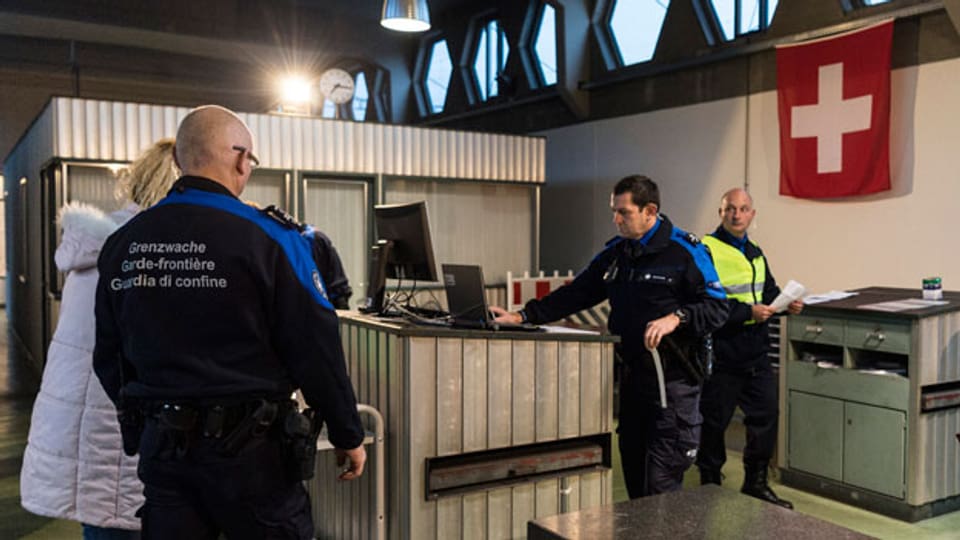 Migranten werden im Genzwachtposten am Bahnhof in Buchs kontrolliert.