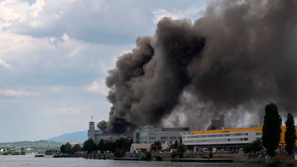 Im Basler Rheinhafen ist ein Altholzlager in Brand geraten. Um etwa 14 Uhr waren offen gestapelte ausrangierte Bahnschwellen am Westquai unweit des Dreiländerecks in Flammen aufgegangen; eine Rauchsäule war in weitem Umkreis sichtbar.