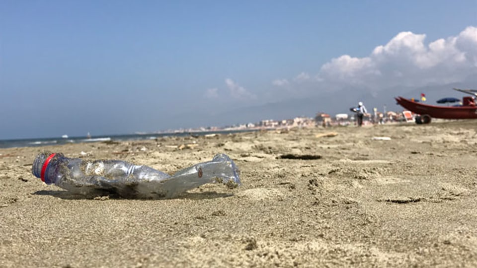 Plastikabfall an einem Strand.