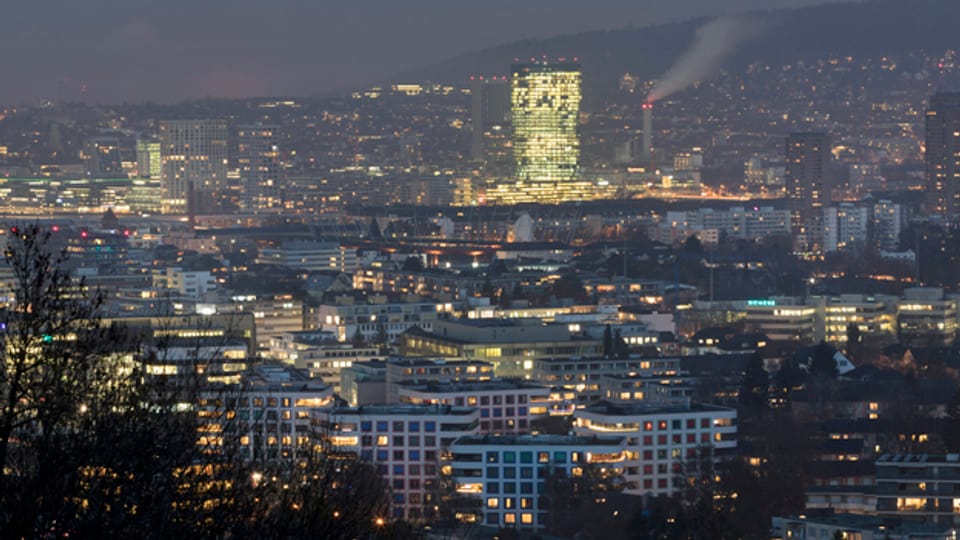 Nachtaufnahme der Stadt Zürich und des Prime Tower am Bahnhof Hardbrücke im Zürcher Stadtteil 5.