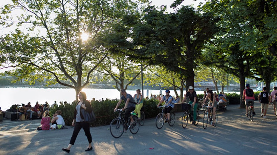 An der Seepromenade in Zürich kam es am Samstagabend zu einer Messerstecherei. Anschliessend wurde die Stadtpolizei angegriffen.