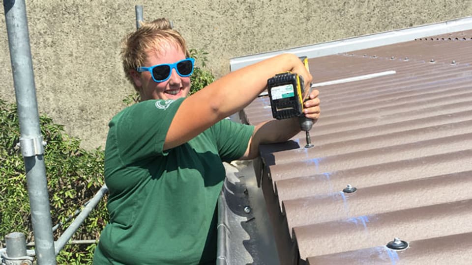Die 23jährige Dachdeckerin Jasmin Tüscher  macht noch eine zweite handwerkliche Lehre zur Spenglerin - weil Dachdecker- und Spenglerarbeiten ineinander fliessen.