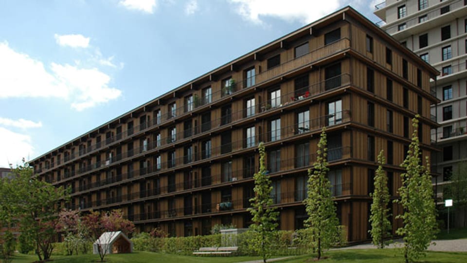 Die Zürcher Wohnsiedlung Freilager des Berner Architekten Rolf Mühlethaler, ein Beispiel für den modernen Holzbau in der Schweiz.