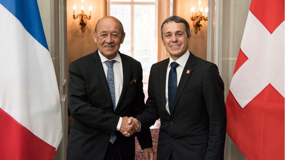Bundesrat Ignazio Cassis, rechts, begrüsst Jean-Yves Le Drian, Europa- und Aussenminister von Frankreich.