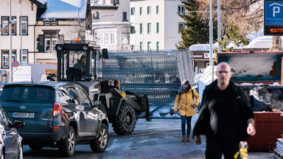 Ein Militärfahrzeug transportiert Zäune und blockiert den Verkehr. WEF am 15. Januar 2018 in Davos.