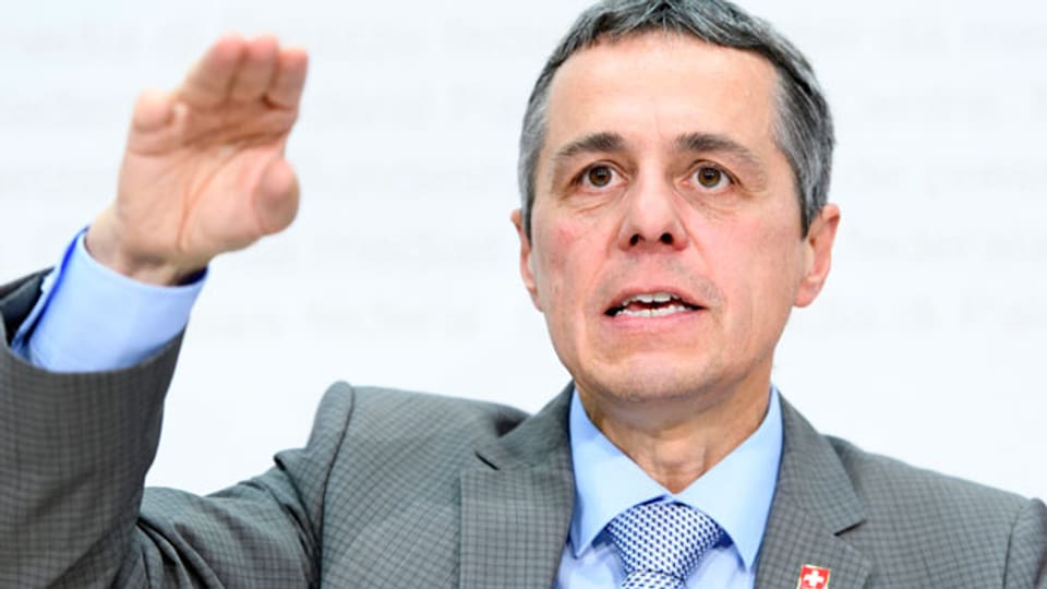 Bundesrat Ignazio Cassis spricht an einer Medienkonferenz über die Beziehungen Schweiz - EU, am 4. Juli 2018, in Bern.