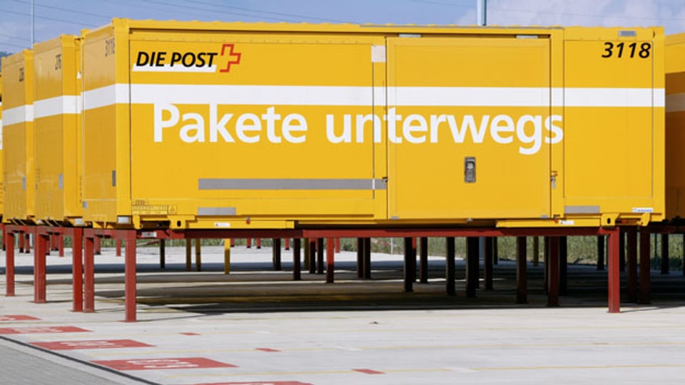 Vor dem Paketpostzentrum in Frauenfeld stehen Wechselcontainer der Post für den Weitertransport der Pakete per Lastwagen bereit.