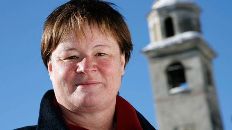 Theologin Monika Schmid am 9. Februar 2008 vor dem schiefen Turm der St. Mauritius Kirche in St. Moritz.