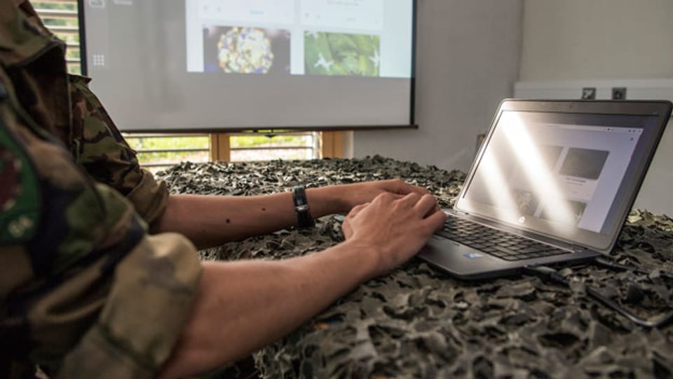 Ein Soldat bedient einen Computer anlässlich des ersten Cyber-Lehrgangs am 21. September 2018.