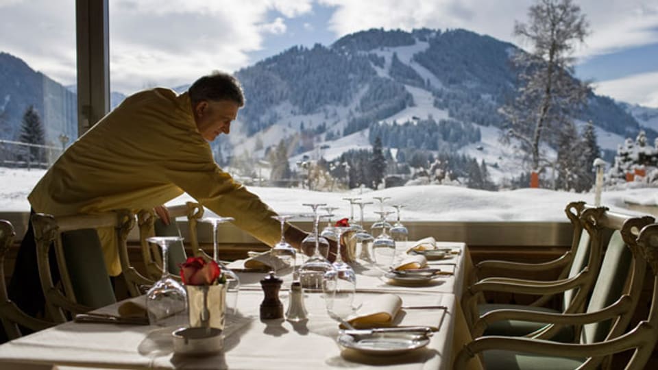 Ein Kellner deckt den Tisch im Hotel Gstaad Palace.