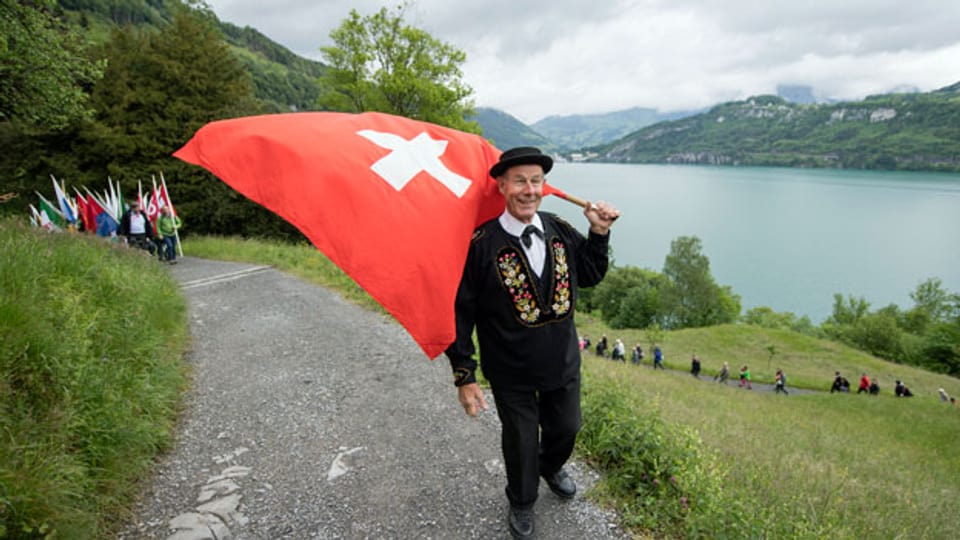 Fahnenschwinger am Fussweg zum Rütli, anlässlich des 25-Jahre-Jubiläumsanlass des «Weges der Schweiz».