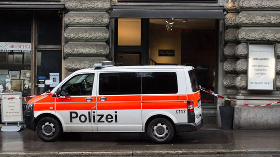  Polizisten und Forensiker untersuchen eine überfallene Schmuckboutique in Zuürich. Symbolbild.