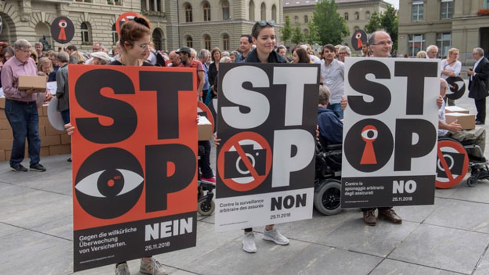 Die Initianten auf dem Bundesplatz vor dem Einreichen das Referendums gegen Versicherungsspione mit über 50’000 Unterschriften am 5. Juli 2018 in Bern.