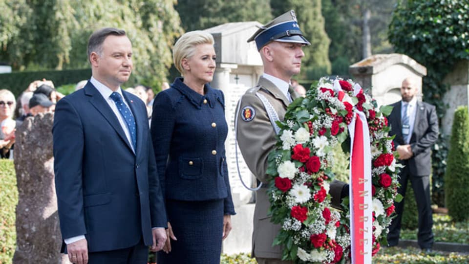 Andrzej Duda, Präsident von Polen, und Agata Kornhauser-Duda, First Lady von Polen, bei der Einweihung des Denkmals für den polnischen Holocaust-Retter Konstanty Rokicki am 9. Oktober 2018 auf dem Friedhof Friedental in Luzern.