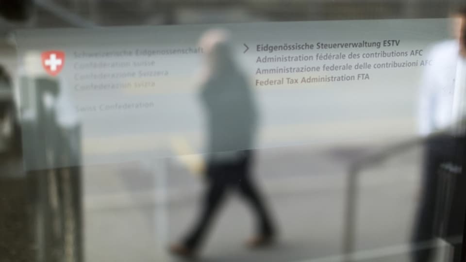 Eingangstüre der Eidgenössischen Steuerverwaltung in Bern.