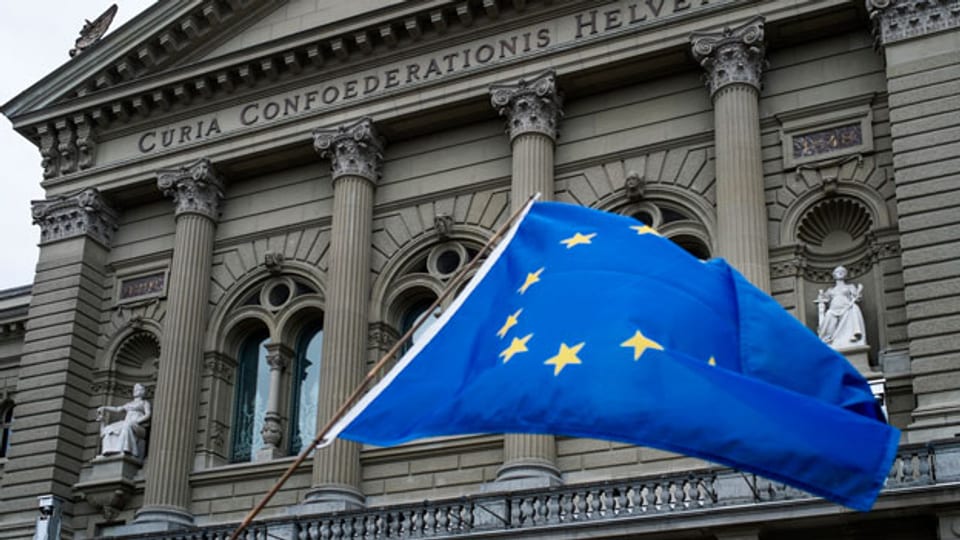 Die EU-Fahne vor dem Bundeshaus.
