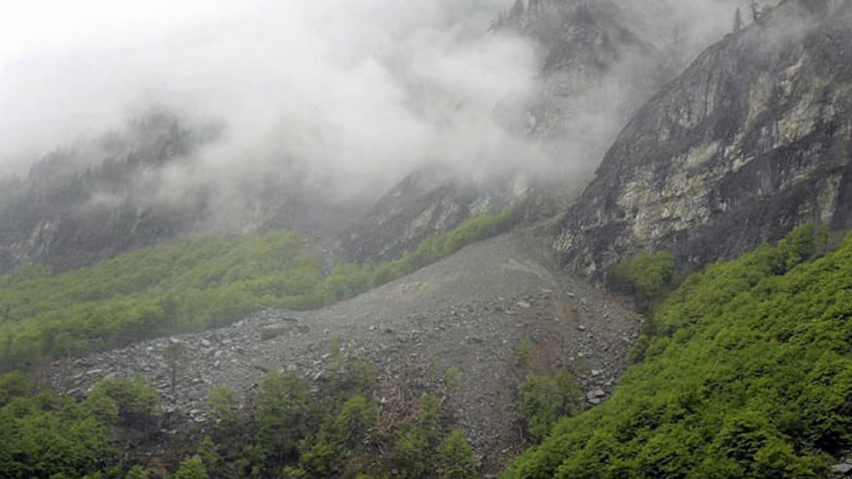 Fast 5000 m2 Fels und Erde zwischen Gondo und Zwischbergen im Wallis. Aufnahme vom 16. Mai 2005.