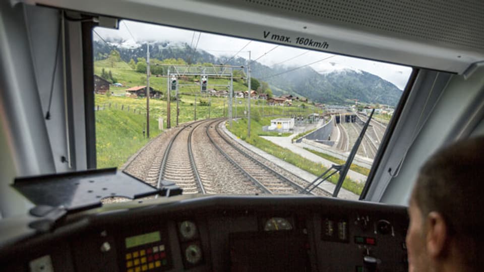 Ein Lokführer fährt den BLS-Zug auf der Strecke Kandersteg nach Bern und passiert in Frutigen die Gleise, die in den Lötschberg-Basistunnel führen,