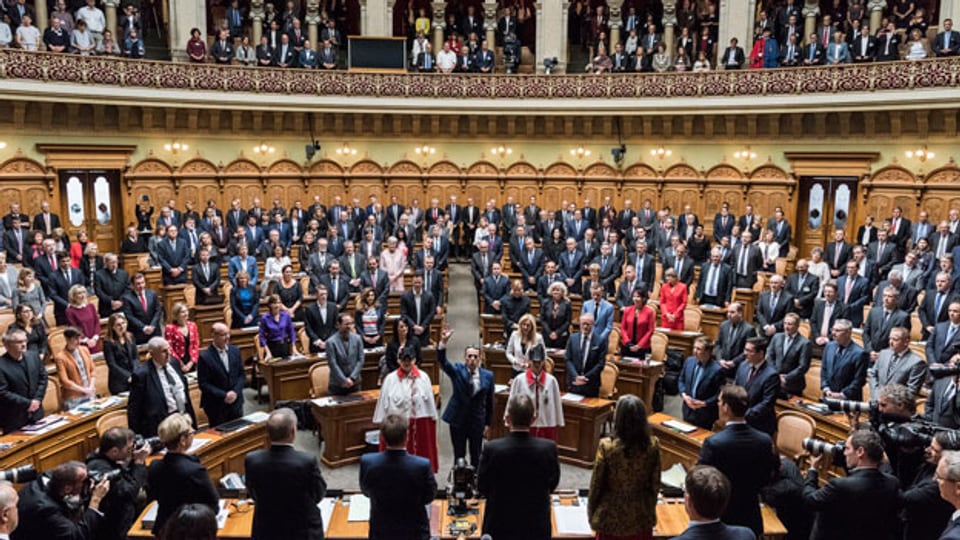 Bundesrat Ignazio Cassis (Mitte) legt als 117. Mitglied des Bundesrates den Eid vor der Vereinigten Bundesversammlung ab am 20. September 2017 im Nationalratssaal in Bern.