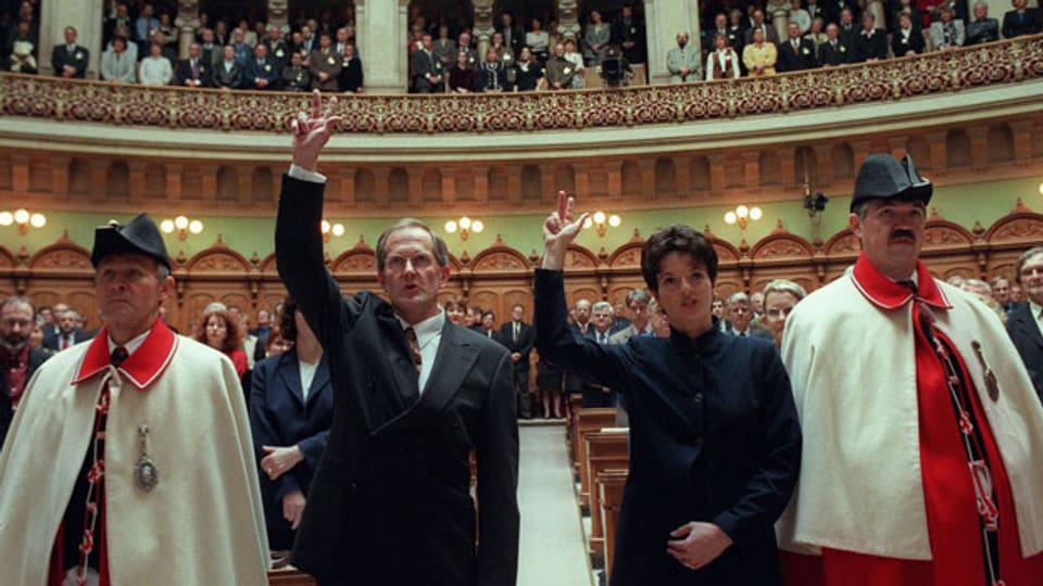 Die neuen Bundesräte Joseph Deiss und Ruth Metzler werden am 11. März 1999 vor der Vereinigten Bundesversammlung vereidigt.