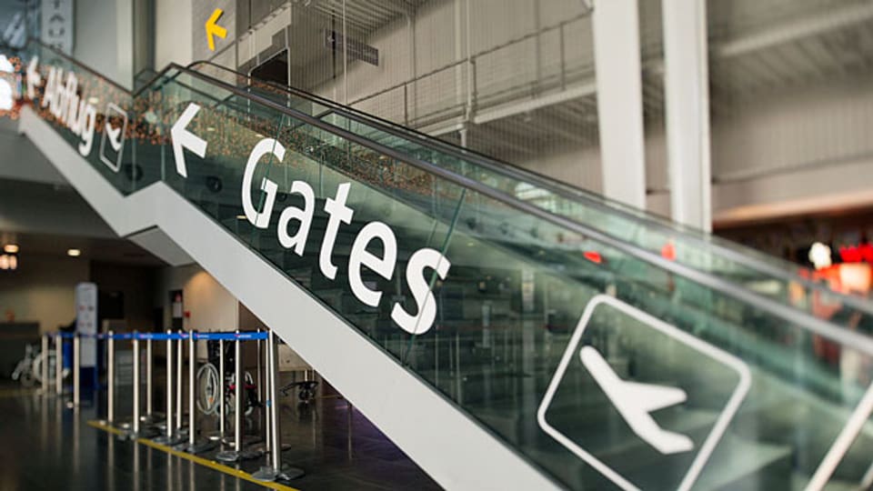 Treppe zu den Gates in der Abflugshalle 4 am EuroAirport in Basel.