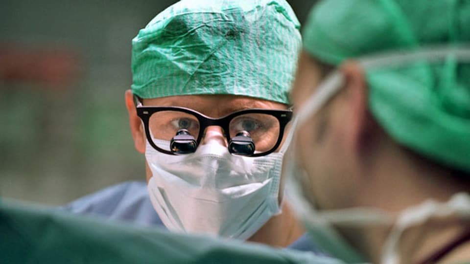 Chirurg am Operieren. Symbolbild.