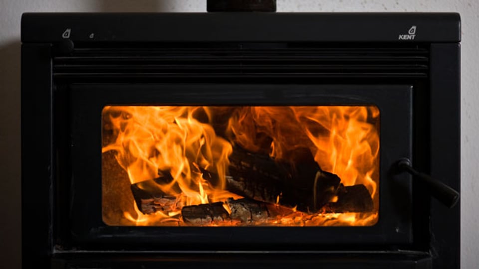 Ein Hämpfeli Holz reicht aus, damit der Ofen den ganzen Tag Wärme abgibt.
