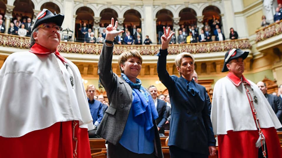 Die neu gewählten Bundesrätinnen Viola Amherd, CVP-VS, links und Karin Keller-Sutter, FDP-SG, bei der Vereidigung.