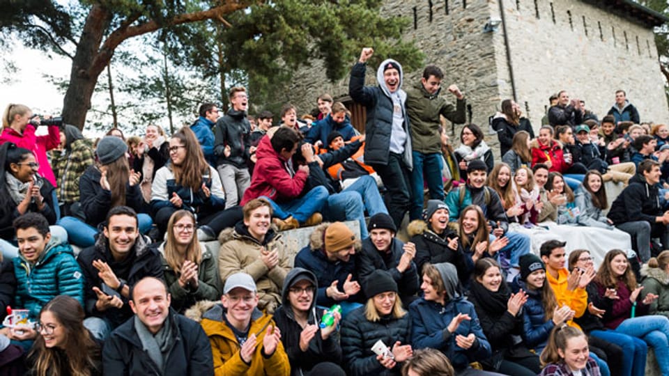 Studenten und Studentinnen des Lycee-College Spiritus Sanctus freuen sich über die Wahl von Viola Amherd.