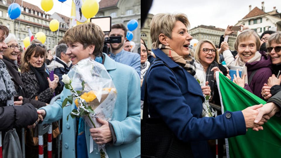 Die frischgebackenen Bundesrätinnen Viola Amherd (li) und Karin Keller-Sutter nehmen auf dem Bundesplatz Gratulationen entgegen.