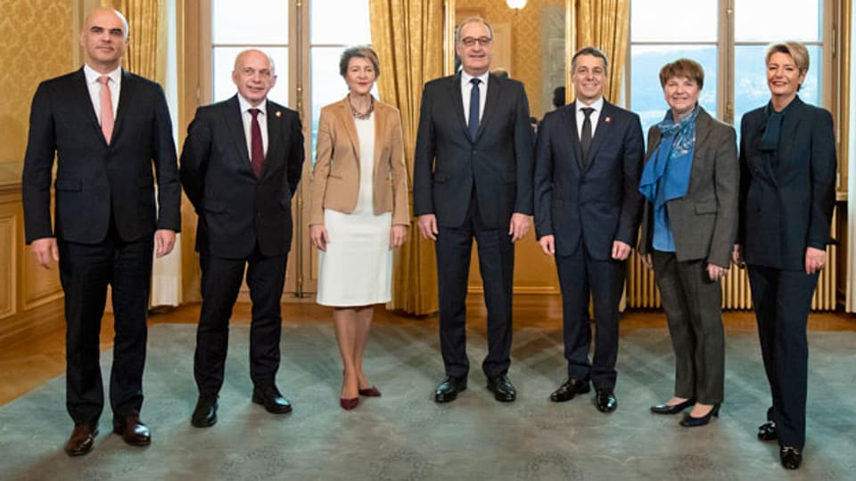 Die neu gewählten Bundesrätinnen Viola Amherd, CVP-VS, links und Karin Keller-Sutter, FDP-SG, bei der Vereidigung.