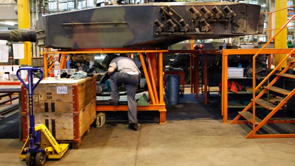 Ein Arbeiter bei Werterhaltungsarbeiten an einem Leopard-Panzer in den Produktionshallen der RUAG.