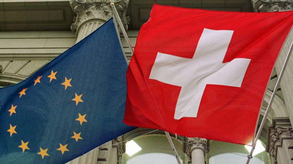 Die Europa- und die Schweizerfahne am Bundeshaus in Bern.