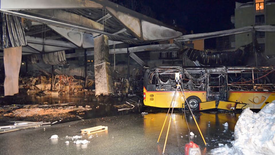 Zerstörte Postautos in Chur. Beim Brand in einer Einstellhalle von Postauto wurden mehrere Fahrzeuge verbrannt.