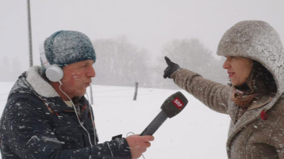 Isabelle Carrel, Sprechering der Groupe E (rechts) und Klaus Bonanomi, Wirtschaftsredaktor Radio SRF auf der Montagne de Buttes, wo 19 Windräder installiert werden sollen.