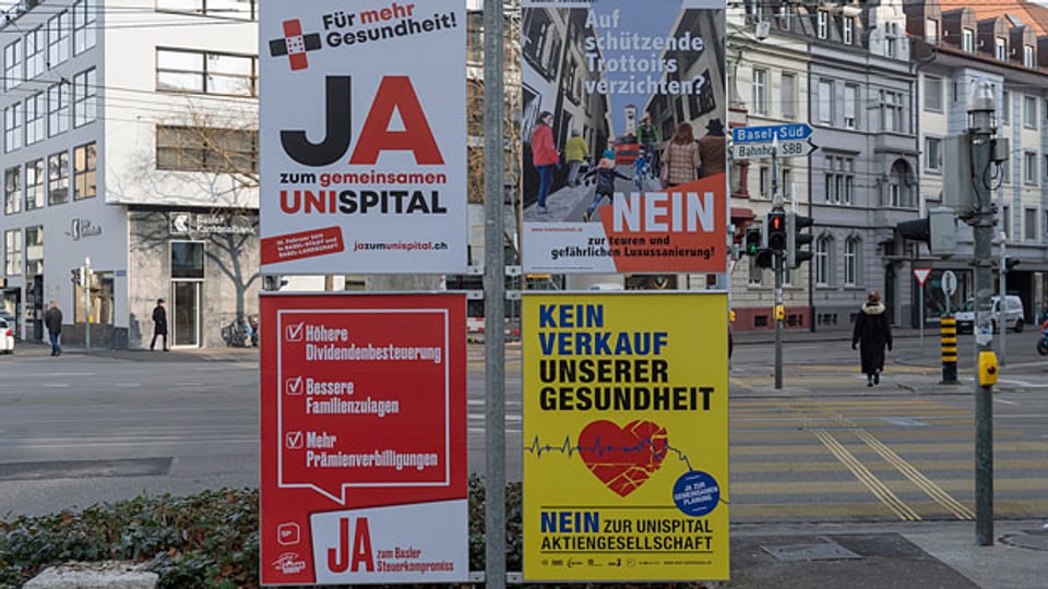 Abstimmungsplakate in Basel.