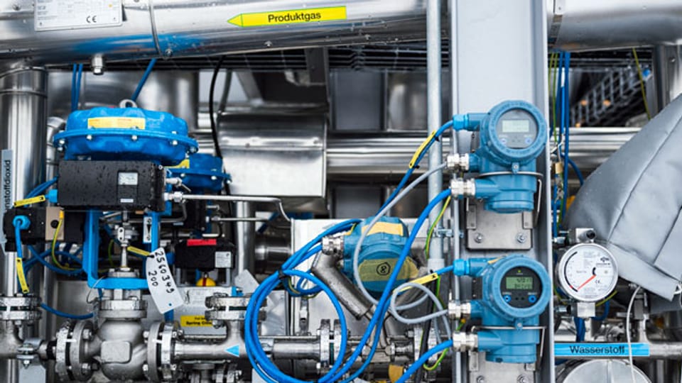 Druckmesser und Gasröhren an der Methanisierungs-Anlage im Werk der Regio Energie Solothurn.