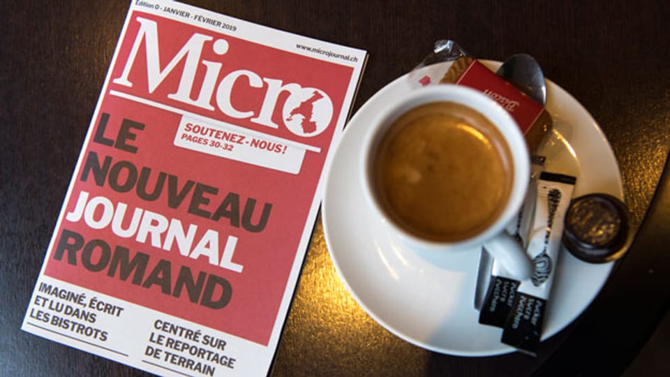 «Micro»-Zeitung liegt in einem Bistrot in der Westschweiz auf.