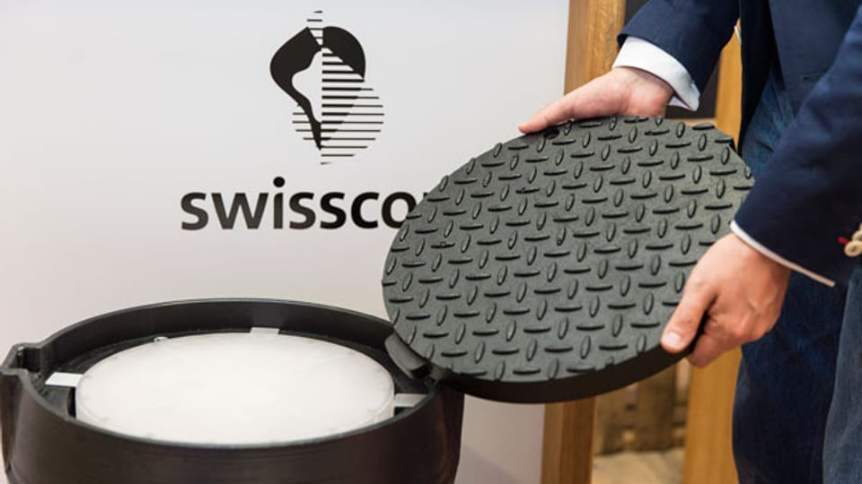 Swisscom informiert über neue Technologien und stellt eine Weltneuheit vor: Eine Mobilfunkantenne und Mikrozellen, welche in bestehenden Festnetzschächten eingebaut werden.