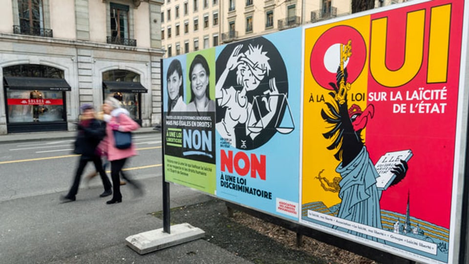 Plakate für die kantonale Volksabstimmung über das Laizitätsgesetz.